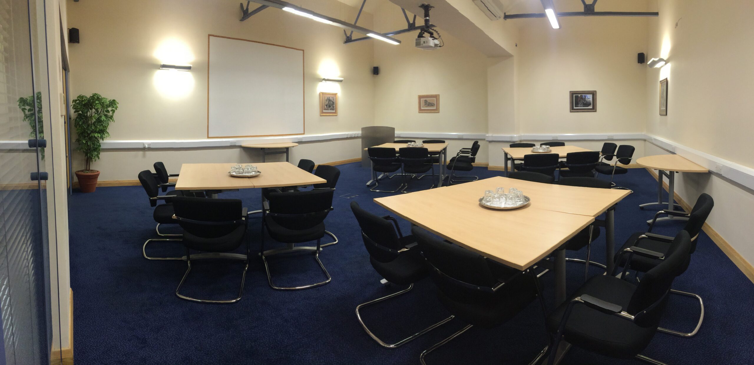 Meeting-room-cabaret-style-1